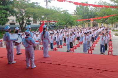 Chào cờ đầu tuần, đầu tháng của cán bộ, giáo viên, nhân viên và các em học sinh trường tiểu học thị trấn Me.