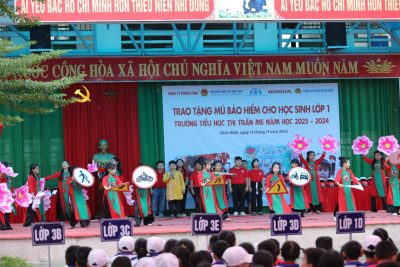 CHƯƠNG TRÌNH TRAO TẶNG MŨ CHO HỌC SINH LỚP 1 NĂM HỌC 2023 – 2024