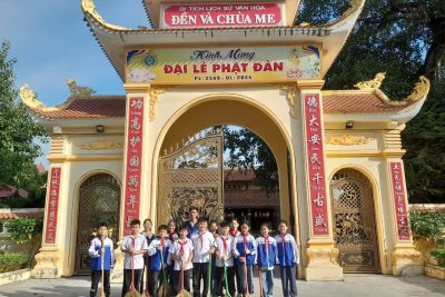 Hoạt động chăm sóc, dọn về sinh Đền Me của các em học sinh nhà trường
