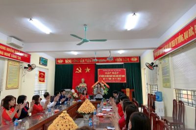 Lãnh đạo huyện đến thăm và chúc mừng trường Tiểu học thị trấn Me nhân ngày Nhà giáo Việt Nam 20/11