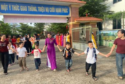 Ngày tựu trường của học sinh lớp 1 Trường tiểu học thị trấn Me – Hành trình yêu thương bắt đầu