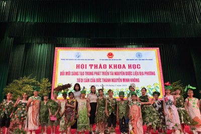 Tiết mục biểu diễn thời trang thảo dược của các em học sinh trường Tiểu học thị trấn Me tại Hội thảo “Đổi mới sáng tạo trong phát triển tài nguyên dược liệu địa phương từ si sản của Đức Thánh Nguyễn Minh Không” huyện Gia Viễn