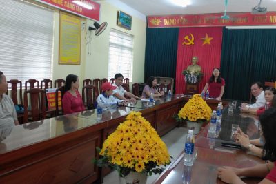 Trao học bổng “Cùng em vượt khó đến trường”