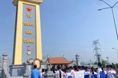 Tri ân tưởng nhớ công ơn của các anh hùng liệt sỹ của thầy trò trường Tiểu học thị Trấn Me