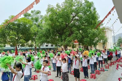 Trường Tiểu học thị trấn Me đón các bé trường mầm non thị trấn Me sang thăm trường