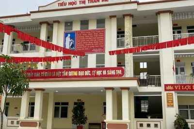 Trường tiểu học thị trấn Me – đơn vị được UBND tỉnh tặng Cờ thi đua Xuất sắc của bậc giáo dục tiểu học năm học 2022 – 2023.
