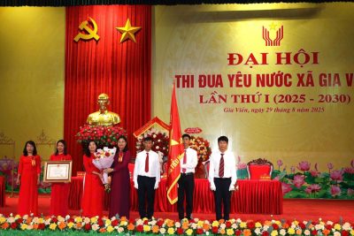 Vinh dự tự hào trưởng Tiểu học Thị trấn Me được Chủ tịch nước Cộng hòa xã hội chủ nghĩa Việt Nam tặng thưởng Huân chương Lao động hạng Nhất cho Nhà trường và Huấn chương Lao động hạng Ba cho đ/c Hiệu trưởng Đinh Thị Lừng.